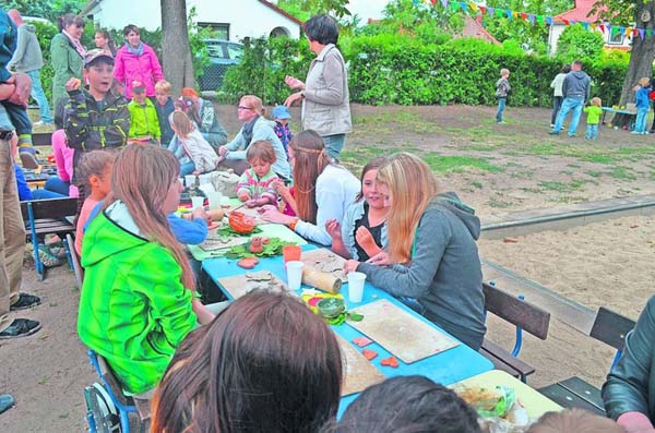 Kreative Kinder beim Tpfern