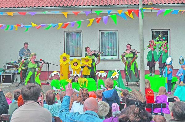 Die Vorschulkinder spielen das Musical Das Gnseblmchen Fredericke