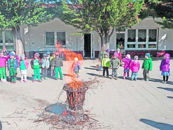 Am Grndonnestag kamen alle in grner Kleidung und wir machten ein Osterfeuer